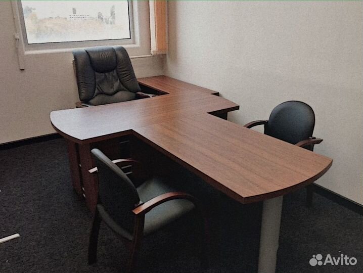 Стол руководителя с брифингом