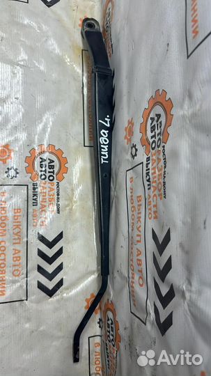 Держатель дворника/поводок левый Nissan Tiida c11