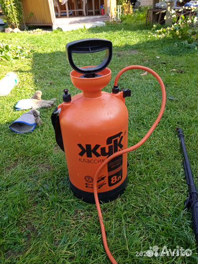 Опрыскиватель Жук Классик 8 Литров