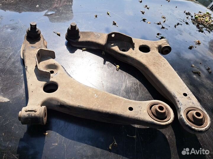 Передние рычаги на Mitsubishi Outlander 2003-2006г