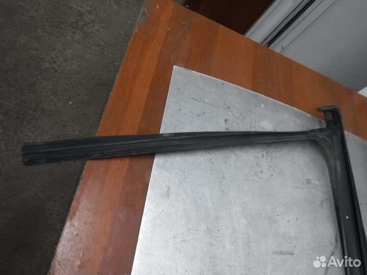 Уплотнитель двери передний левый Chevrolet Cruze