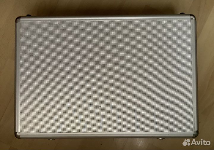 Буклетница двусторонняя в чемоданчике