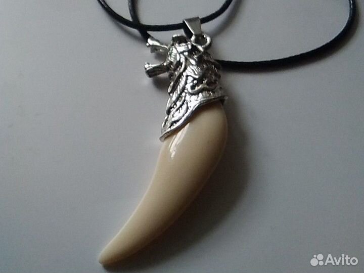 Кулон клык волка