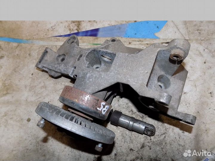 Кронштейн генератора Passat B5 1996-2000