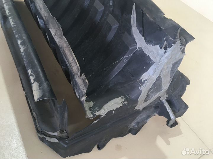 Воздухозаборник радиатора Land Rover Discovery 3