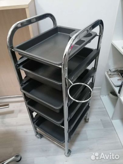 Парикмахерское кресло и тележка