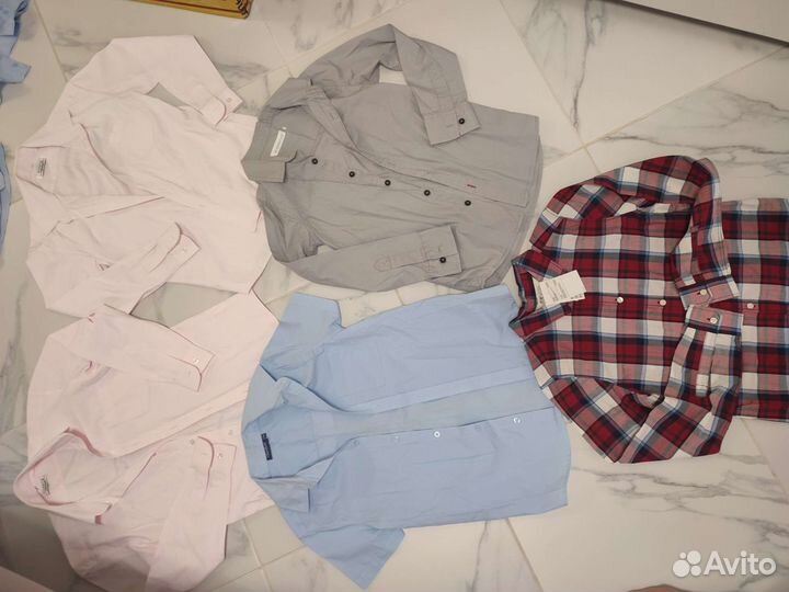 Рубашки школьные много