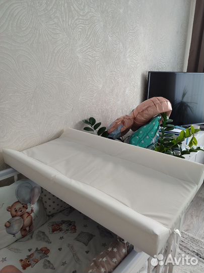 Пеленальная доска на кроватку