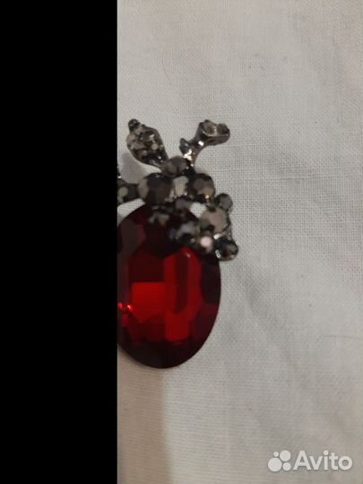 Гранатовая брошь