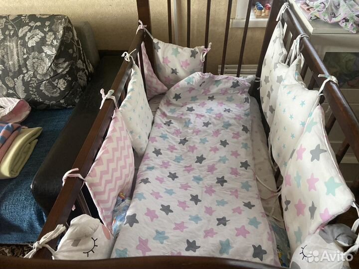 Детская кроватка с маятником