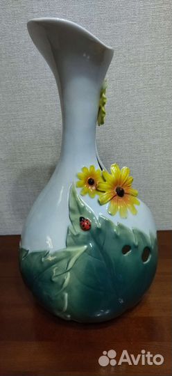 Продам красивую фарфоровую вазу высотой под цветы