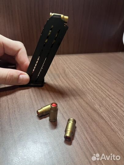 Игрушечный пистолет с вылетающими гильзами