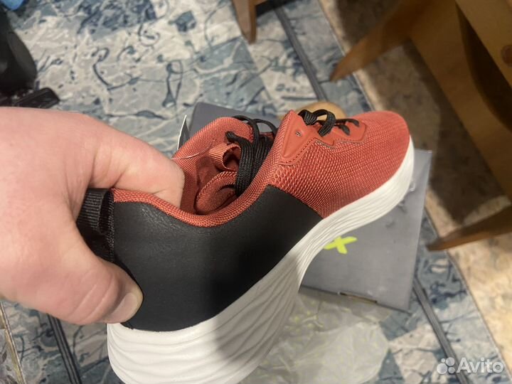 Продам кроссовки demix