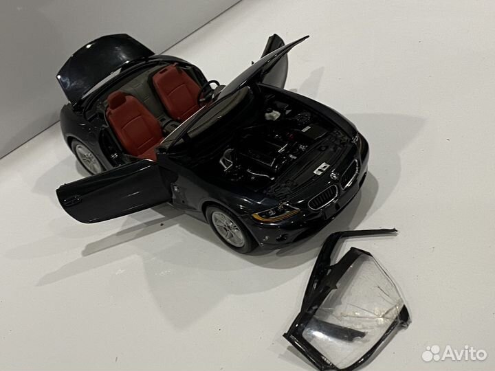 Модель BMW Z4 Kyosho 1:18 с дефектами