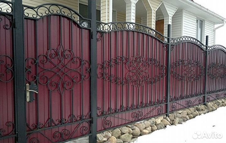 Забор металлический с металлическими столбами под