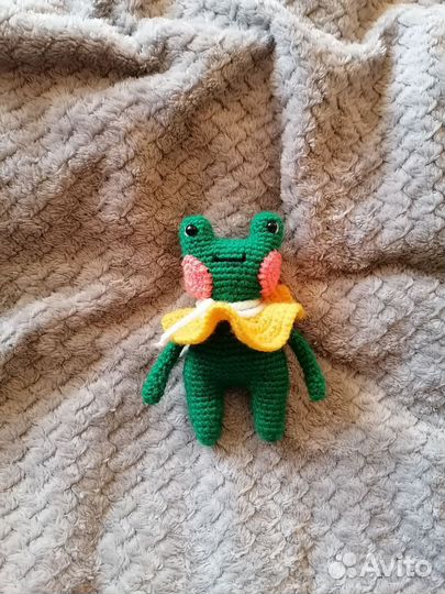Вязаная игрушка лягушка