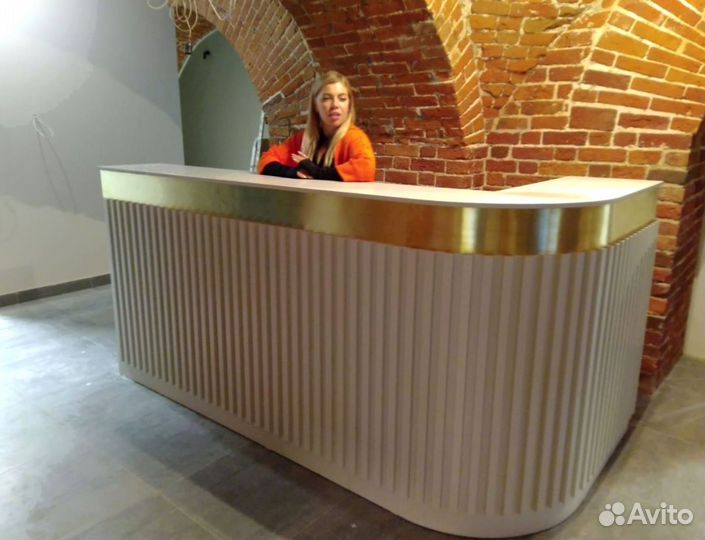 Стойка для автосалонов