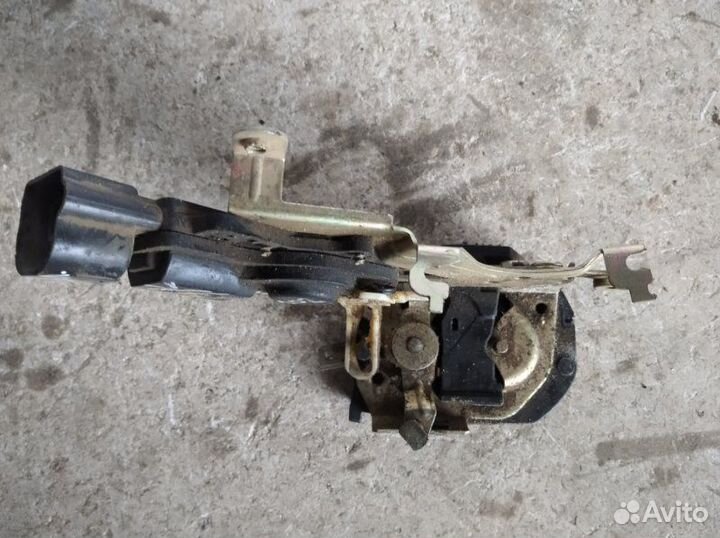 Замок двери задний левый Geely Mk 2008-2015