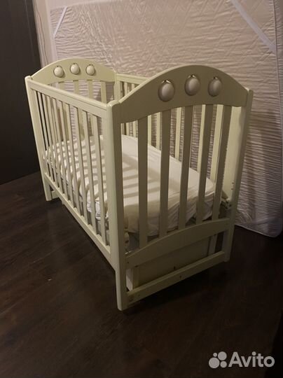 Детская кроватка с маятником и ящиком