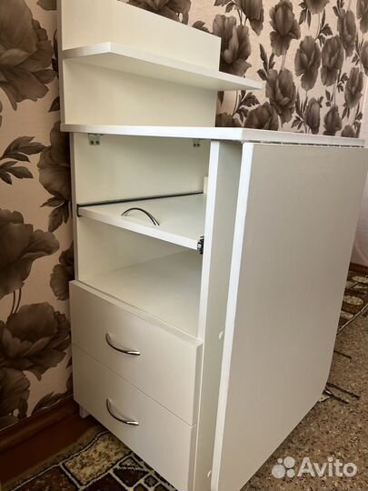 Маникюрный стол