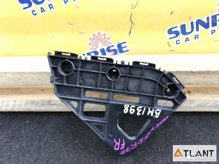 Крепление бампера передняя правая toyota voxy