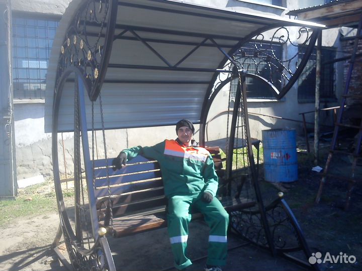 Садовые качели с крышей