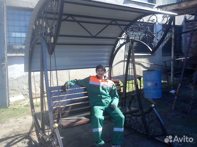 Садовые качели с крышей