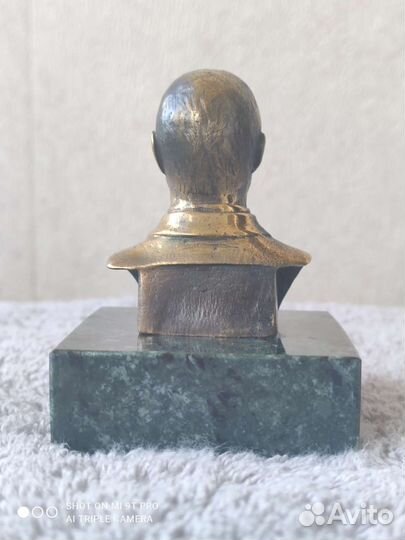 Бюст Путина из латуни на камне