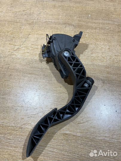 Педаль газа Audi A4 B7 301068