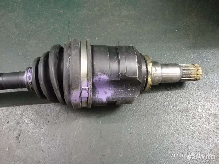 Привод левый toyota avensis 1.8л