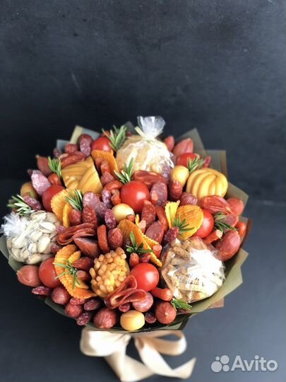 Съедобный мужской букет из чипсов сыра колбасок