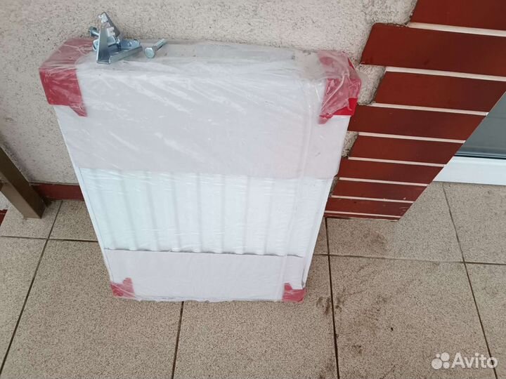 Биметаллический радиатор новый, подключение с боку