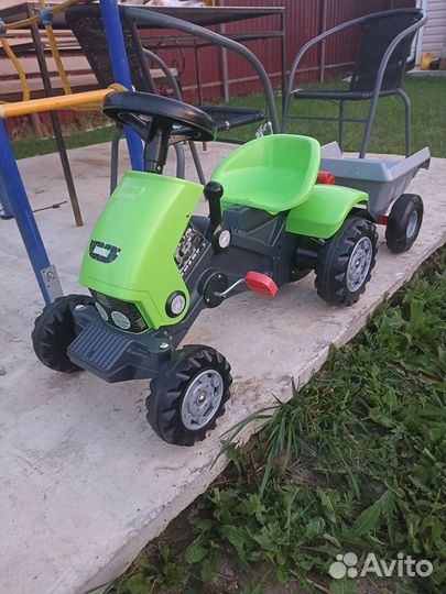 Детский трактор с педалями и прицепом