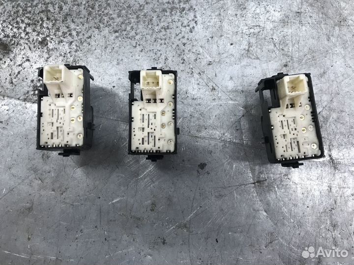 Кнопка стеклоподъемника Toyota Venza