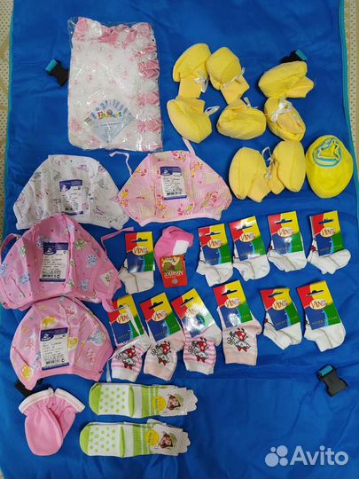 Чепчики, всё новое, носочки, уголок, пинетки