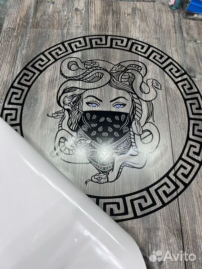 Наклейка на капот автомобиля