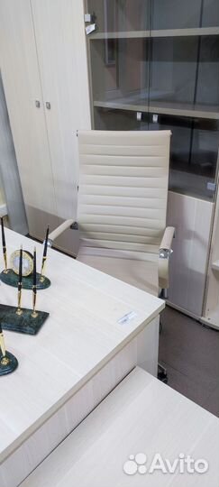 Офисное кресло руководителя