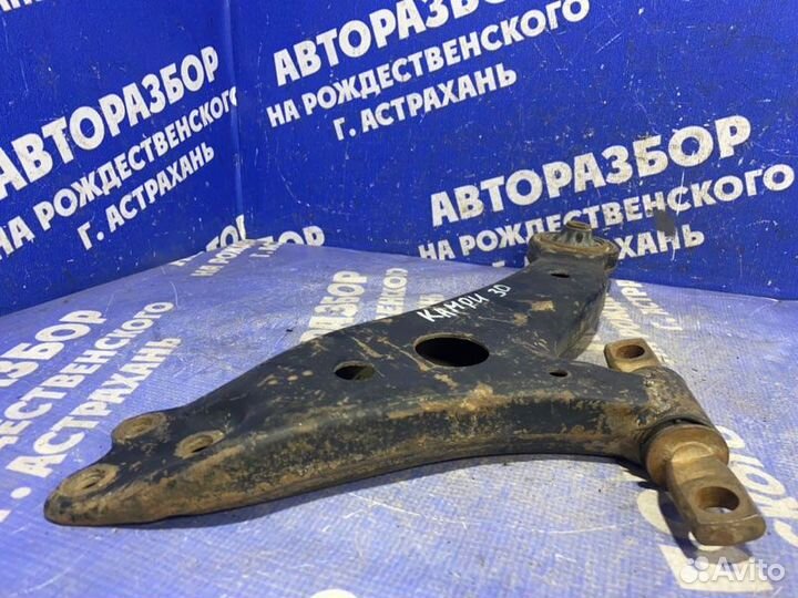 Передний левый рычаг Toyota Camry 30 седан 2005