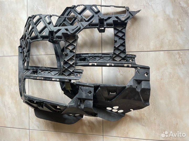 Кронштейн бампера передний правый Volkswagen