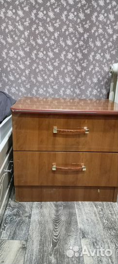 Трюмо с зеркалом и тумба