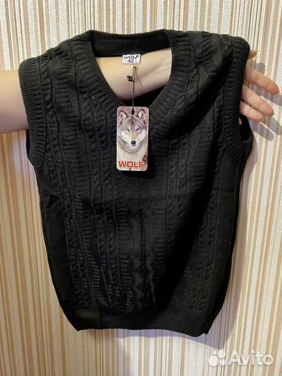 Безрукавка черная