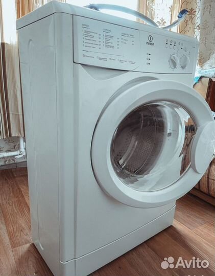 Узкая стиральная машина Indesit