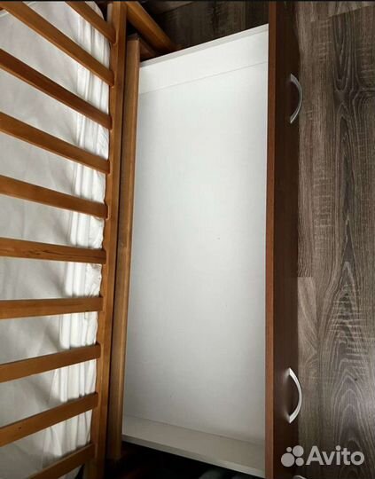 Детская кроватка с маятником