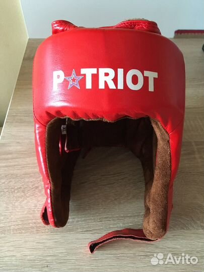 Боксерские перчатки и шлем