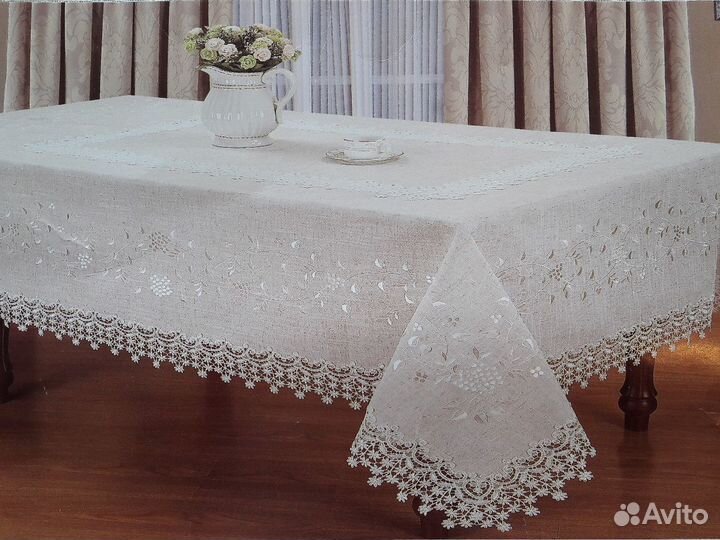 Льняная скатерть с вышивкой и кружевом