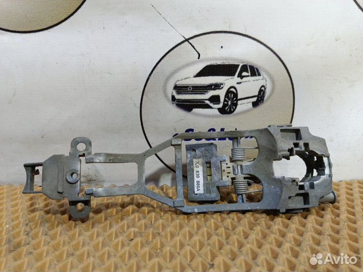 Кронштейн ручки двери правый Volkswagen Touareg GP