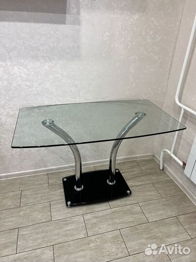 Стеклянный кухонный стол