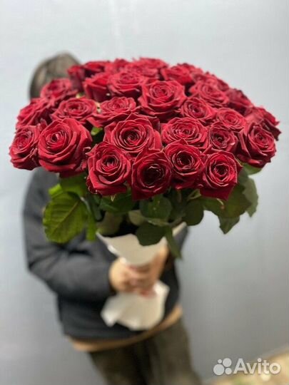 Букет из 31 высокой красной розы