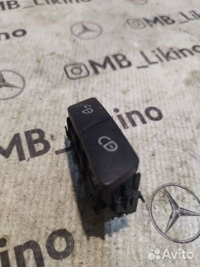 Кнопка центрального замка правая Mercedes W204