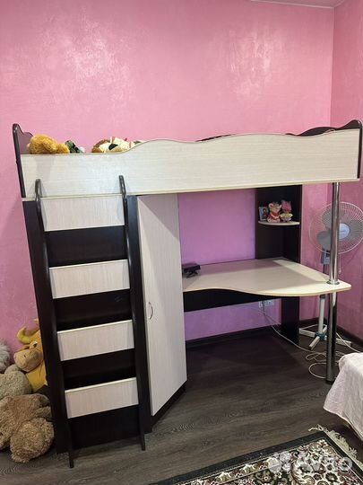 Детская кровать чердак со столом и шкафом